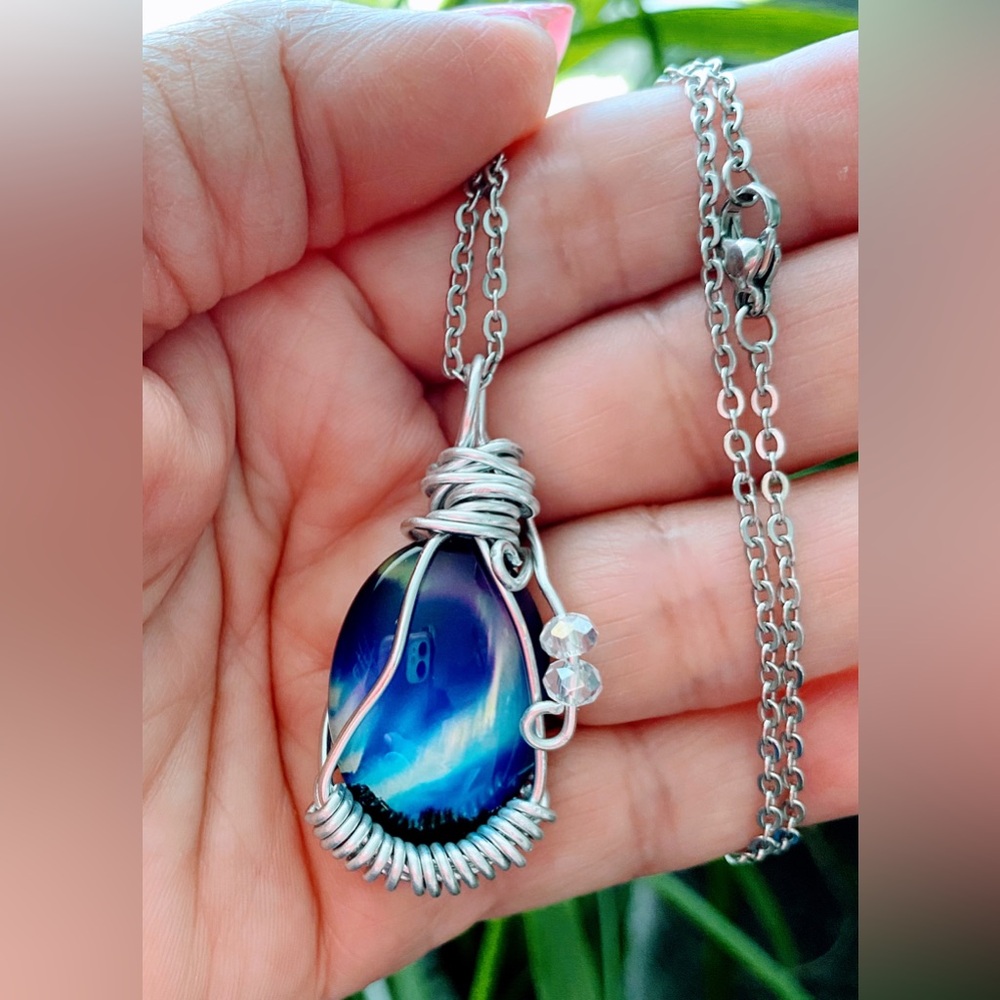 Northern Lights Aurora Borealis silver wirewrapped glass pendant necklace - Picture 3 of 4